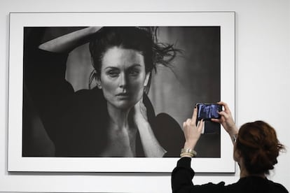 Visitante fotografa um dos retratos de Peter Lindbergh da atriz Julianne Moore na exposição do calendário Pirelli, o 14 de maio de 2017 no Museu de Arte Multimídia de Moscou.