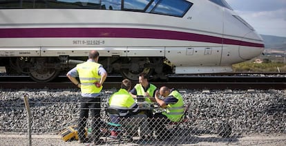 Operarios del Renfe trabajan en la vías.