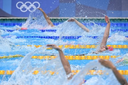 La británica Cassie Wild (derecha) compite en la prueba clasificatoria de relevos 4x100 femenino. El equipo español no pudo clasificarse para la final tras concluir este viernes en decimosexta posición las series preliminares, con un tiempo de 4:04.14 minutos.