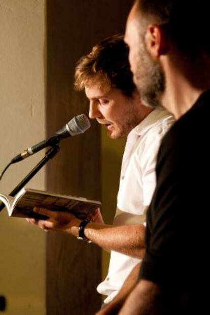 Daniel Brühl, en su bar de Berlín, leyendo fragmentos de su libro sobre Barcelona.