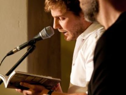 Daniel Brühl, en su bar de Berlín, leyendo fragmentos de su libro sobre Barcelona.