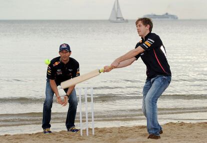 Sebastian Vettel juega al cricket con su compañero de equipo Mark Webber en la playa de Saint Kilda, cerca de Melbourne.