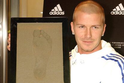 David Beckham plasmó también en Londres la planta de su pie derecho en una placa para una marca deportiva.