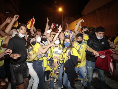 Vecinos de Vila-real celebran el triunfo del equipo el miércoles por la noche.