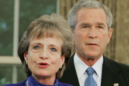 Harriet Miers, el 3 de octubre, cuando Bush (junto a ella) la nominó para ocupar una vacante en el Supremo.