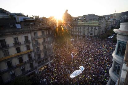 Milers de manifestants davant del Departament d'Economia.