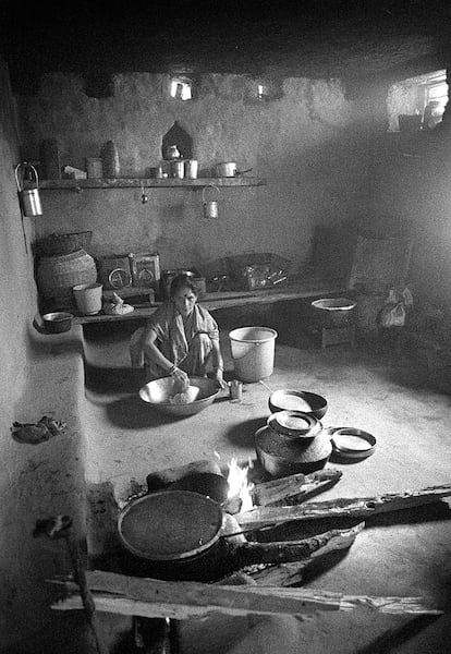 Una mujer cocina en un poblado en la India, en noviembre de 2004.