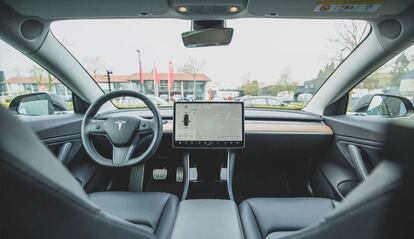 Interior de un Tesla Model 3.