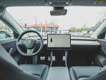 Interior de un Tesla Model 3.