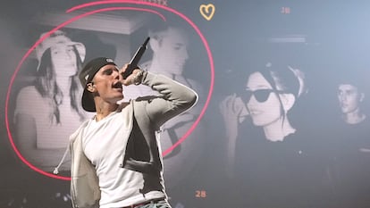 Justin Bieber canta en un momento de su 'Justice World Tour' en el Pechanga Arena de San Diego, California, en febrero de 2022.
