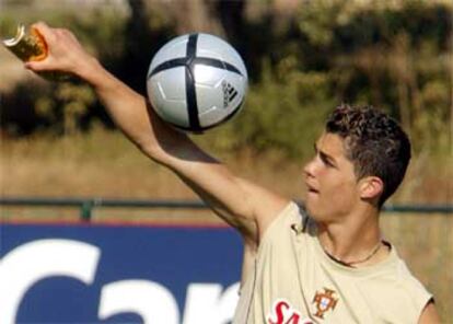Cristiano Ronaldo juguetea con el balón.