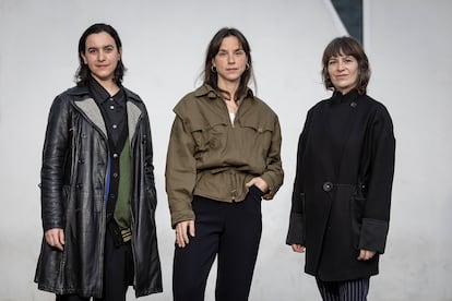 De izquierda a derecha, las artistas Claudia Pagès, Eva Fàbregas y Julia Spínola, en Barcelona el 23 de febrero. 

