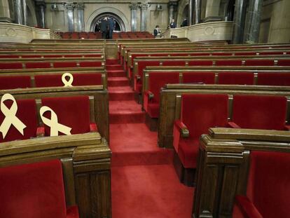 Lazos amarillos en los escaños de los diputados catalanes encarcelados y huidos.