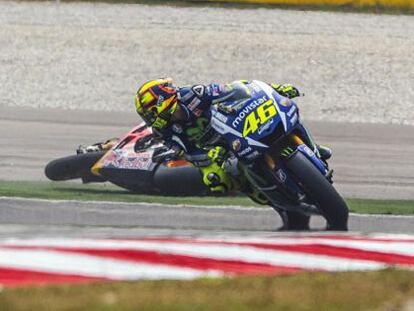 Captura de televisión del momento del incidente entre Rossi y Márquez en el circuito de Sepang.