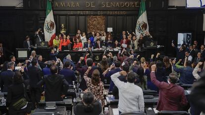 Senadores de Morena festejan la aprobación de la Reforma Judicial la noche del martes en Ciudad de México.