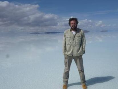 El experto en viajes de aventura Jorge Traver en el Salar de Uyuni, en Bolivia.