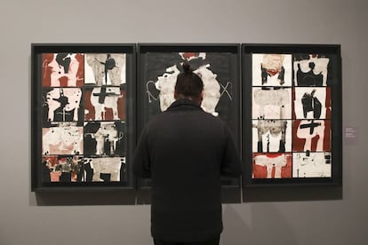 Un hombre contempla obras de Manolo Millares, en el Centro Botín, en Santander.