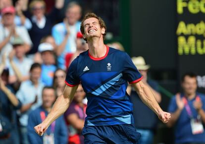 The British Andy Murray celebrates the victory in the Tennis final in which he has defeated the Swiss Roger Federer.