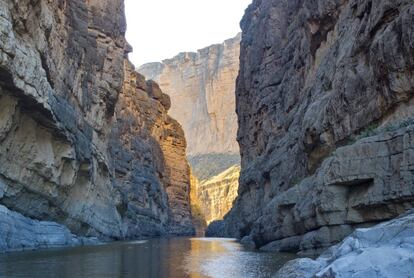 El mítico río Grande atraviesa este espectacular desfiladero en el parque nacional de Big Bend, al sur de Texas (EE UU), en la frontera con México. El cañón Santa Elena, escenario propio de un wéstern, entre paredes que se elevan más de 450 metros sobre el agua, atrae sobre todo a senderistas y aficionados al descenso de aguas bravas. Se pueden contratar travesías guiadas en canoa de uno a tres días de duración, o adentrarse en el sendero que recorre su parte más abrupta, Terlingua Creek, accesible por carretera desde el pueblo de Castolon. <a href="https://visitbigbend.com/" target="_blank">visitbigbend.com</a>