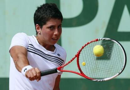 Carla Suarez Navarro hits a return to Kazakhstan&#039;s Sesil Karatantcheva. 