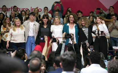 Desde la izquierda, Maite Navarro (propietaria de un ultramarinos), Helio Roque (creador de contenidos), Teresa Fuentes (sindicalista), Yolanda Díaz, Carla Antonelli (activista LGTBI), Gioconda Belli (novelista nicaragüense) y Jen Herranz (comunicadora especializada en tecnología), al final de la presentación.