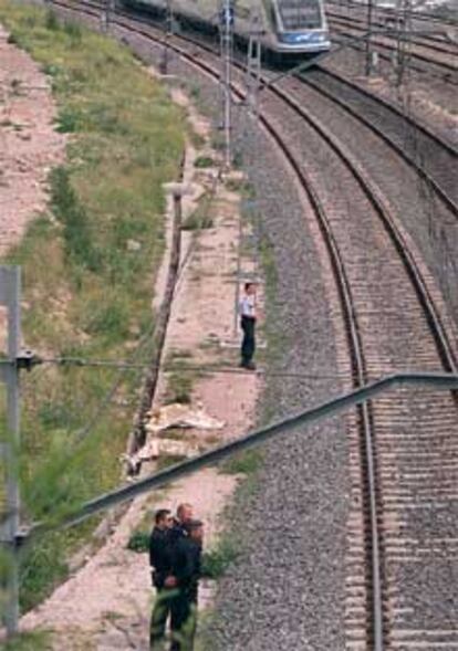 Los cadáveres de los dos niños atropellados en Villaverde yacen junto a las vías del tren.