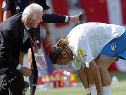 Giovanni Trapattoni, el seleccionador italiano, da consignas a Totti.