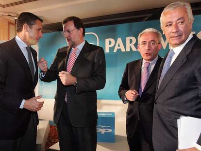 Rajoy, junto a los ex ministros de Trabajo Eduardo Zaplana, Juan Carlos Aparicio y Javier Arenas.