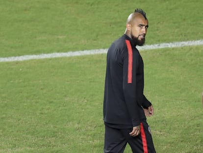 Vidal treina com a seleção chilena em Salvador.