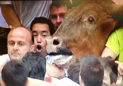 Momento en el que la manada llega al tapón humano creado en la puerta de la plaza de toros.