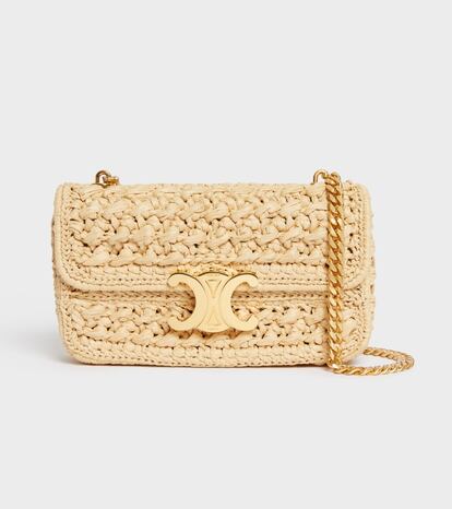 Hedi Slimane reedita el ya icónico bolso ‘Triomphe’ de Celine. Lo verás en rafia y tanto  con la cadena como con el logo en dorado. 2.950 €