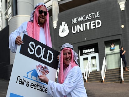 Algunos aficionados del Newcastle protestan por la venta del club a Arabia Saudí.