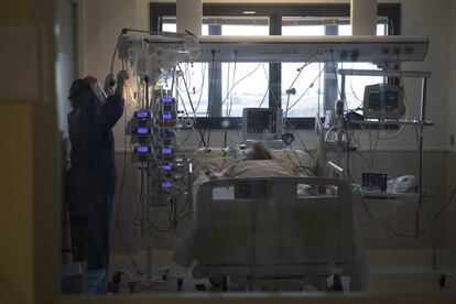 A health worker treats a coronavirus patient in a hospital in Murcia.