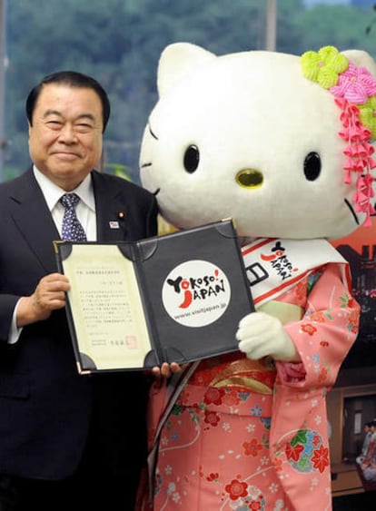 El ministro japonés de Territorio, Infraestructuras y Servicios, Tetsuzo Fuyushiba, con Kitty.