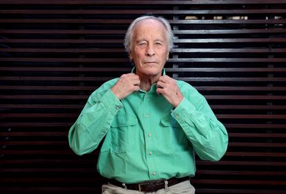 Richard Ford se coloca la camisa.