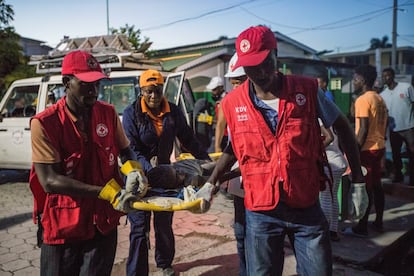 El seísmo de este fin de semana, de una magnitud de 7,2, ha causado según las primeras estimaciones de la Cruz Roja haitiana graves daños en las infraestructuras, incluyendo hospitales, especialmente en las localidades de Jérémie y Les Cayes. En la imagen, paramédicos de la Cruz Roja llevan a una niña herida durante el terremoto.