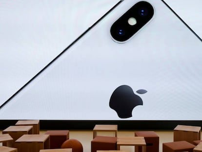 Foto de un dispositivo iPhone X en el centro de visitas de Apple