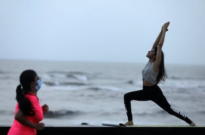 Una mujer hacer un ejercicio de yoga en Bombay (India). A pesar de que la curva de contagios sigue subiendo, el primer ministro indio, Narendra Modi, ha insistido en seguir con el proceso de desconfinamiento para aliviar la asfixiada economía nacional.