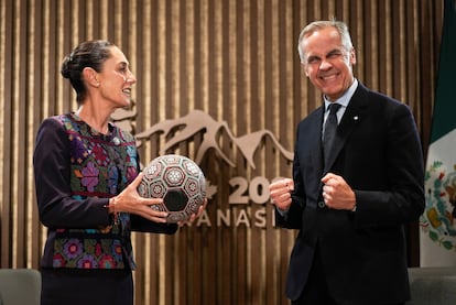 Claudia Sheinbaum le regaló un balón de fútbol su homólogo canadiense, Mark Carney, en el G-7.