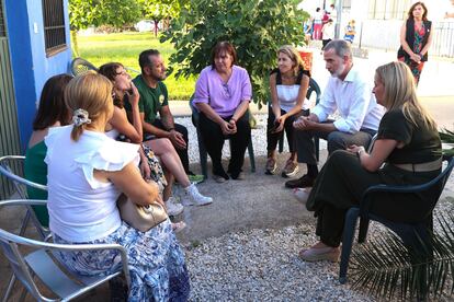 El rey Felipe VI mantiene el pasado 18 de julio una conversación con un grupo de personas mayores que habían sido desalojadas de sus viviendas de manera preventiva por el incendio en Las Hurdes. Fueron desplazados hasta Azabal, en Cáceres.