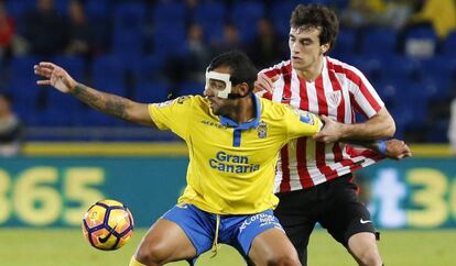 El defensa brasile?o Michel Macedo protege la pelota ante Lekue, del Athletic.