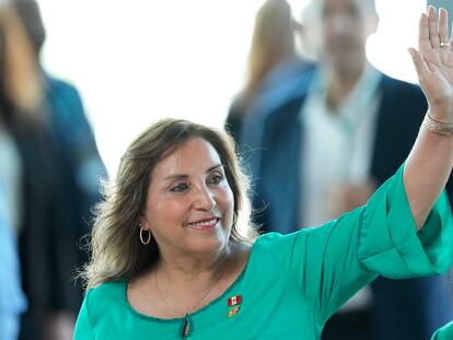 Dina Boluarte saluda a su llegada a la Cumbre Amazónica en Belém, Brasil, en agosto de 2023.