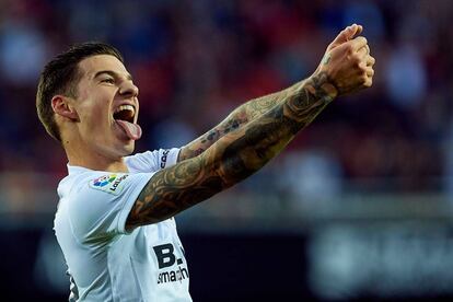 Santi Mina celebra uno de los goles.