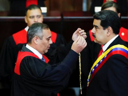 O presidente do Supremo da Venezuela, Maikel Moreno, juramenta o presidente venezuelano Nicolás Maduro durante a ceremônia na Corte Suprema.