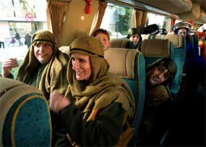 Cansados de los miles de kilómetros recorridos junto a la comitiva real, algunos de los pajes de Melchor, Gaspar y Baltasar han tomado un autobús en Barcelona para llegar a tiempo a la cita con los más pequeños.