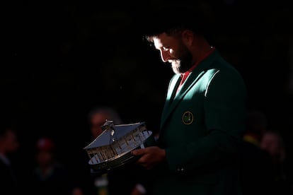 Jon Rahm contemplaba el trofeo del Masters. 