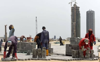 Los trabajadores de Eko Atlantic City, en Lagos, trabajan para terminar uno de los proyectos urbanísticos más ambiciosos de África.