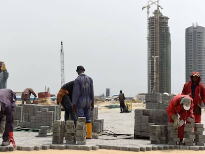 Los trabajadores de Eko Atlantic City, en Lagos, trabajan para terminar uno de los proyectos urban&iacute;sticos m&aacute;s ambiciosos de &Aacute;frica. 