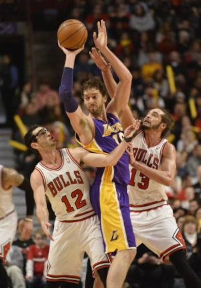 Pau Gasol, entre Hinrich y Noah.