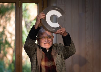 Narcís Comadira muestra su premio, este jueves en el recinto de Sant Pau.